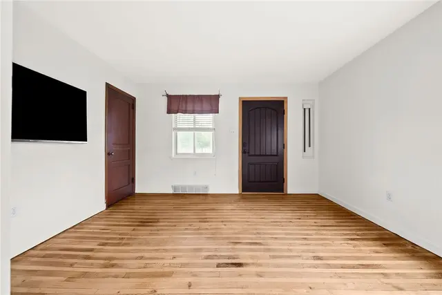 124 Simon Ave gallery image 3