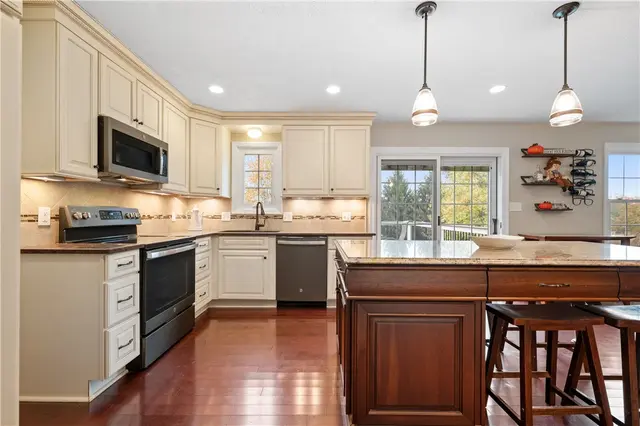 1245 Woodhill Dr gallery image 4