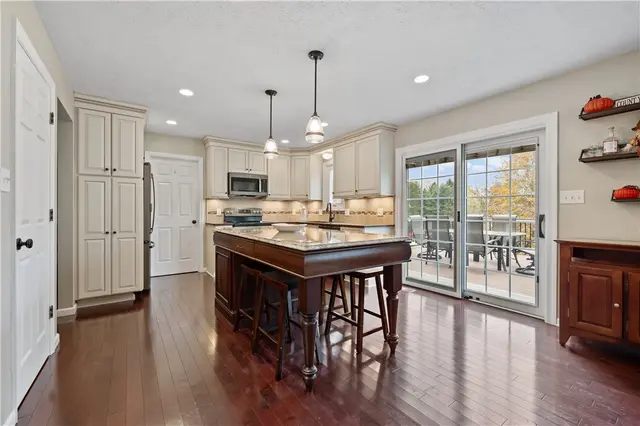 1245 Woodhill Dr gallery image 12