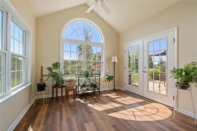 126 Washington Way gallery image 3