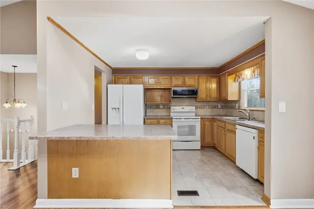 127 Clearbrook Dr gallery image 8
