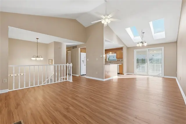 127 Clearbrook Dr gallery image 37
