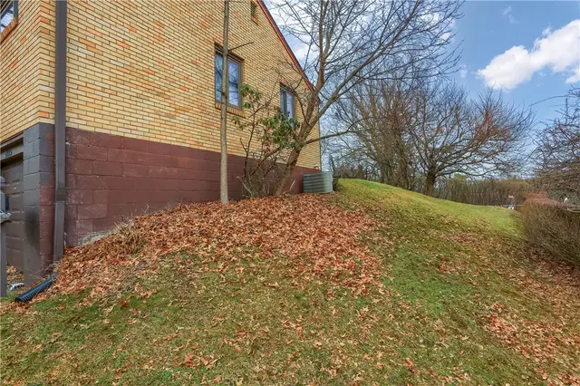 1275 Balmoral Drive gallery image 12