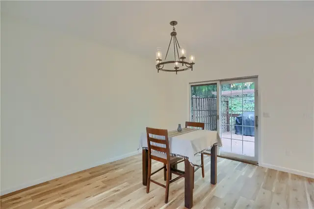 128 Hampshire Drive gallery image 3