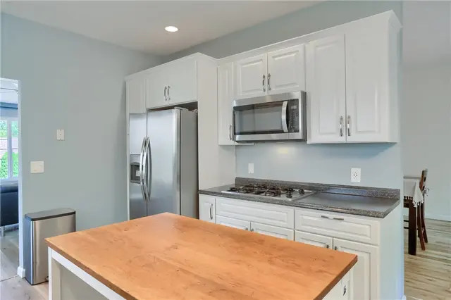 128 Hampshire Drive gallery image 4
