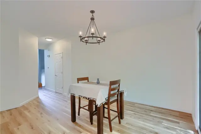 128 Hampshire Drive gallery image 6