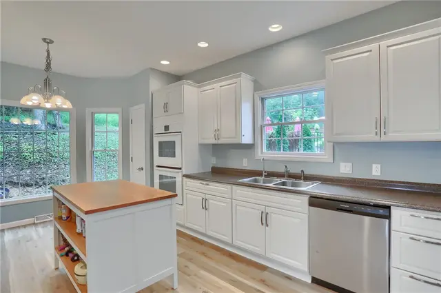 128 Hampshire Drive gallery image 7
