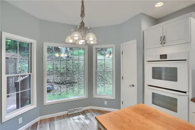 128 Hampshire Drive gallery image 23