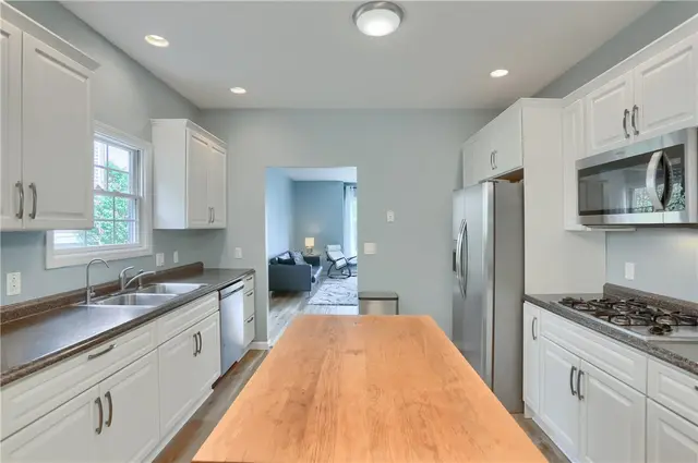128 Hampshire Drive gallery image 28