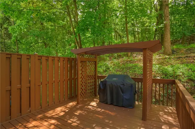 128 Hampshire Drive gallery image 34