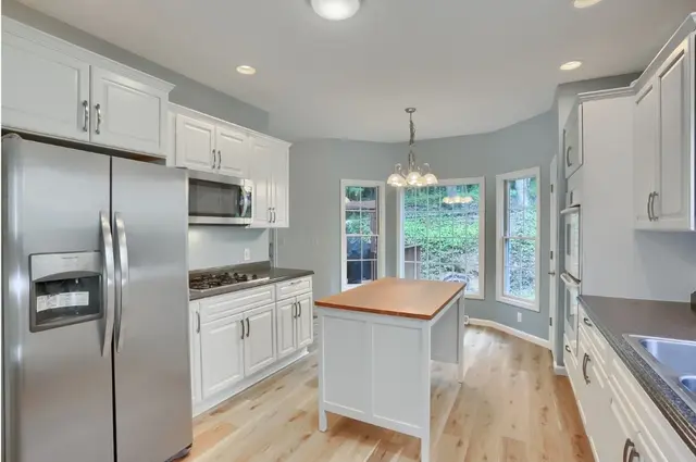128 Hampshire Drive gallery image 36