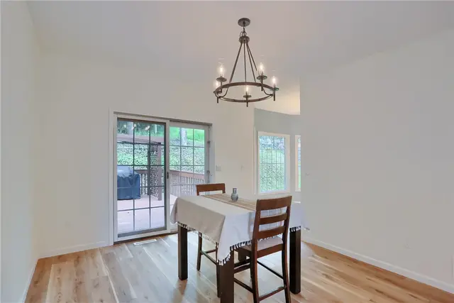 128 Hampshire Drive gallery image 39