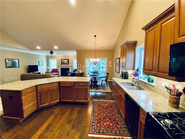 128 Independence Way gallery image 19