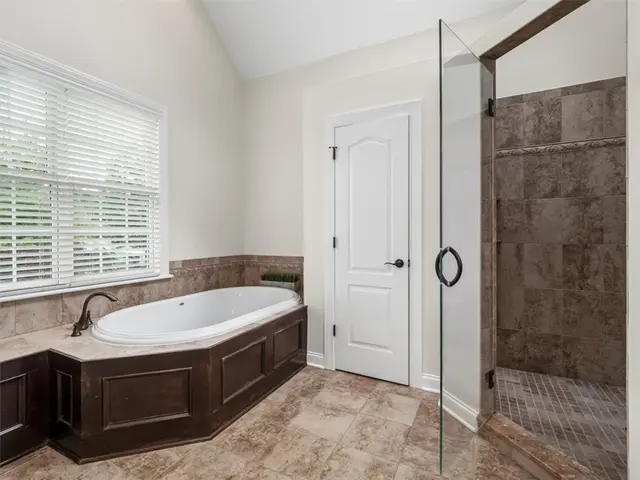 128 Majestic Dr gallery image 11