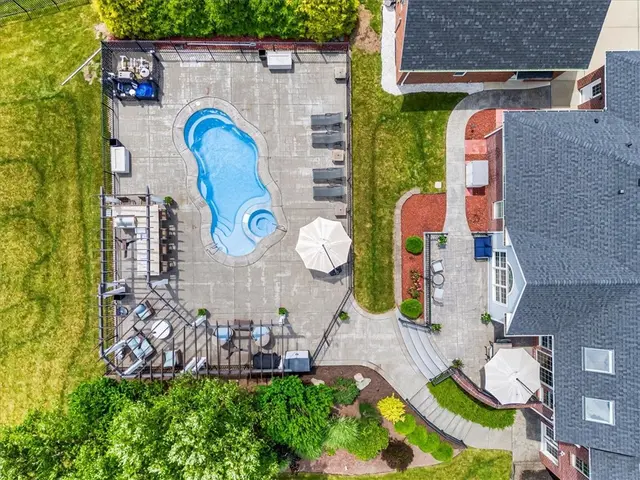 128 Majestic Dr gallery image 35