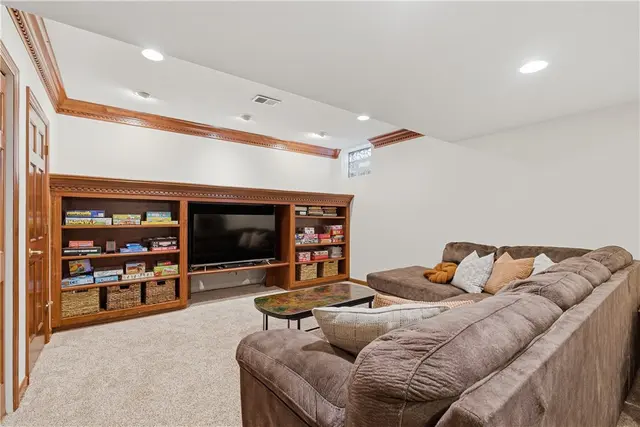 128 Oakview Drive gallery image 3