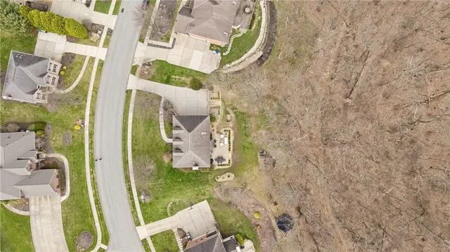 128 Oakview Drive gallery image 4