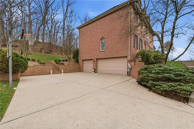 128 Oakview Drive gallery image 33