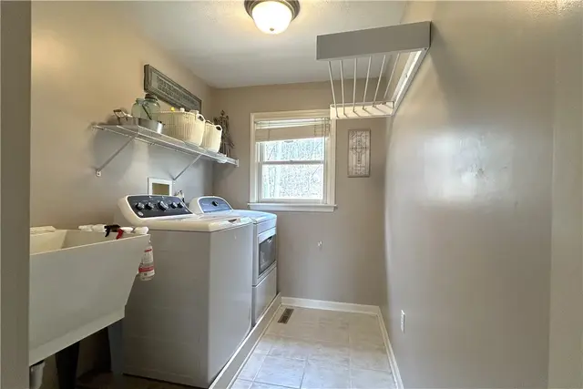 128 Oakview Drive gallery image 42