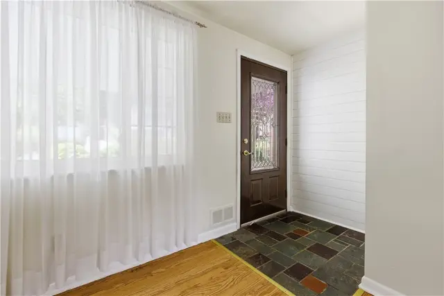 129 Donmor Drive gallery image 35