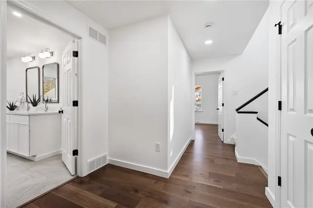 129 River Ave gallery image 22