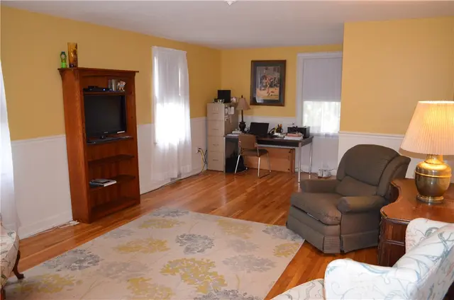 129 Rose Ave gallery image 3