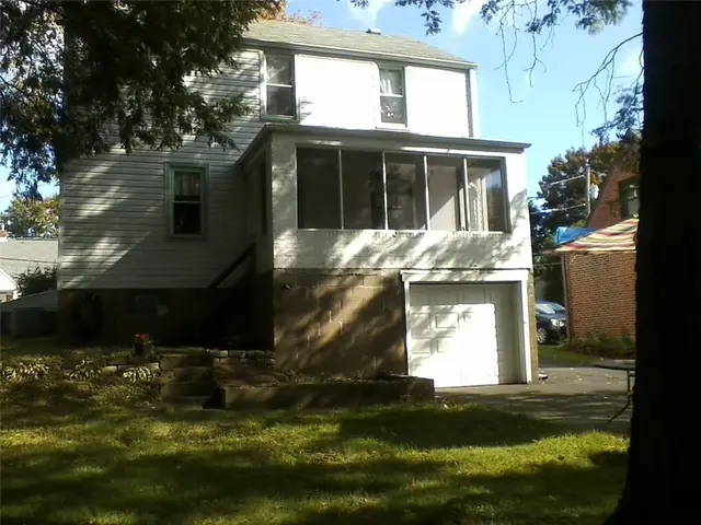 129 Rose Ave gallery image 6