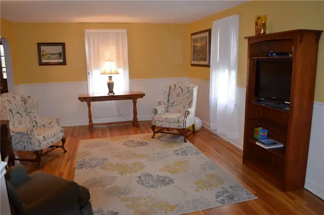 129 Rose Ave gallery image 12