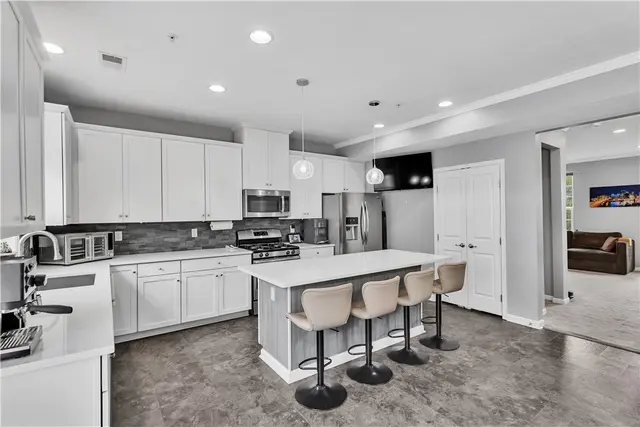 1304 Pointe View Dr gallery image 3