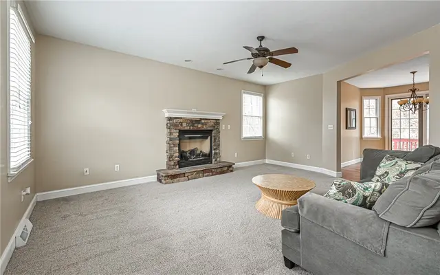 131 Glen Ln gallery image 6