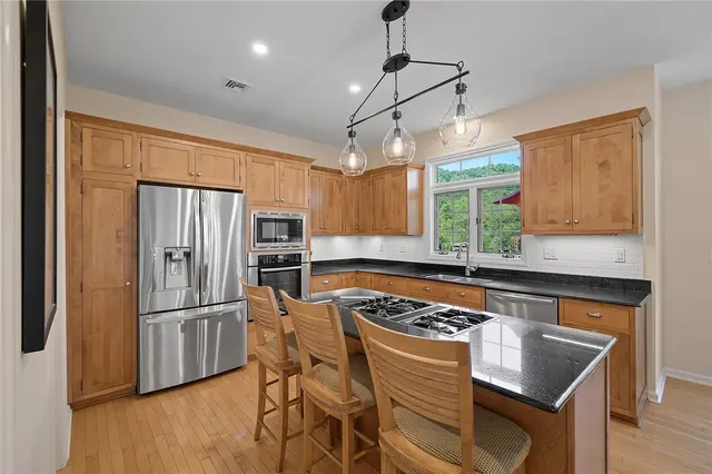 131 Greenbriar Drive gallery image 13