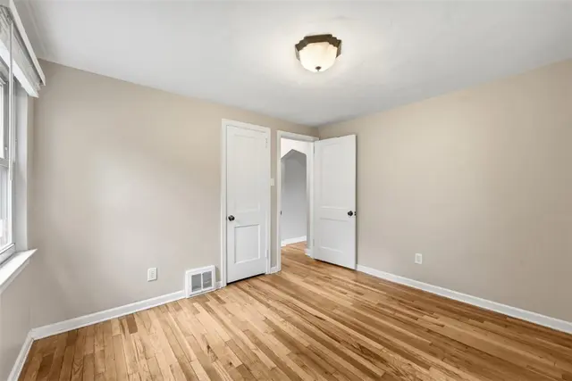 131 Manor Rd gallery image 4