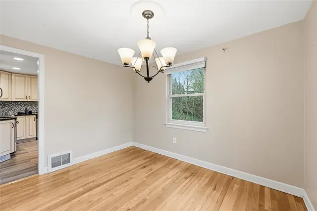 131 Manor Rd gallery image 11