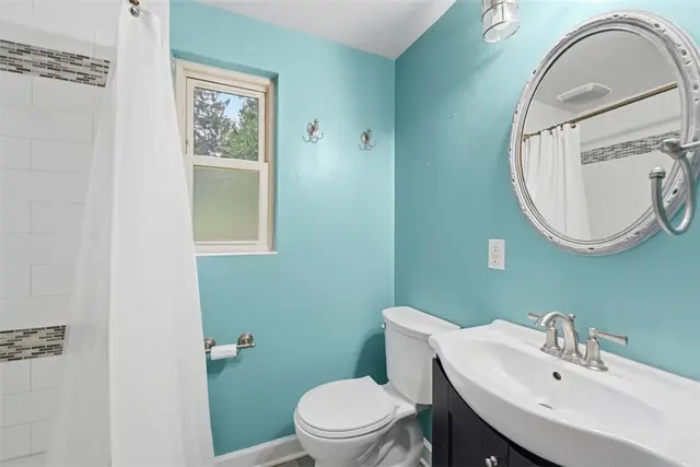 131 Manor Rd gallery image 12
