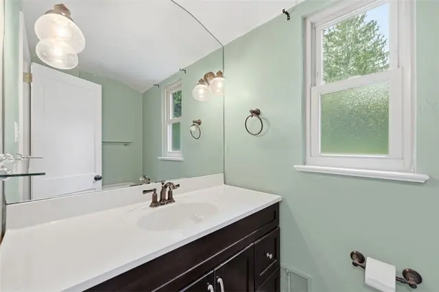 131 Manor Rd gallery image 13