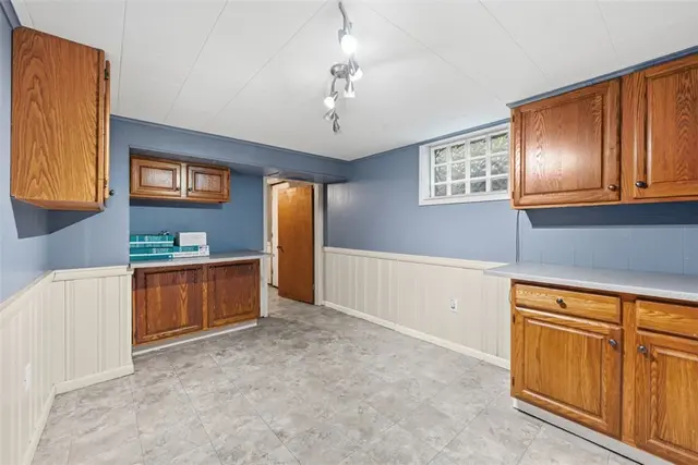 131 Manor Rd gallery image 16