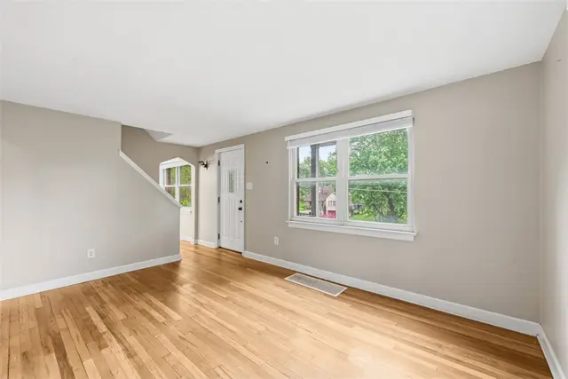 131 Manor Rd gallery image 18