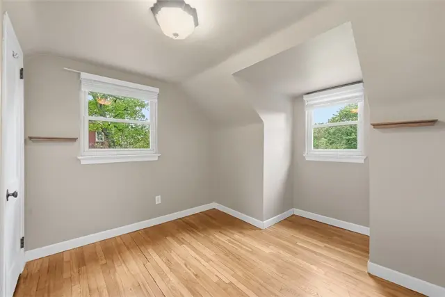 131 Manor Rd gallery image 19