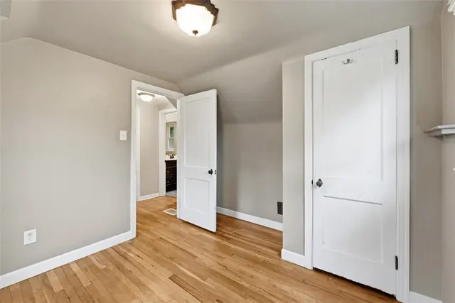 131 Manor Rd gallery image 20