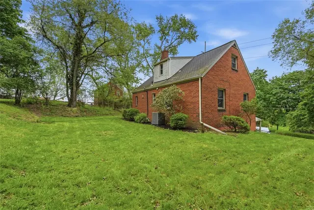 131 Manor Rd gallery image 28