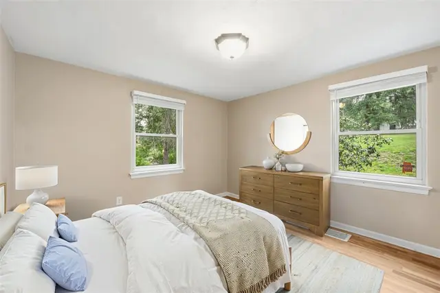 131 Manor Rd gallery image 29