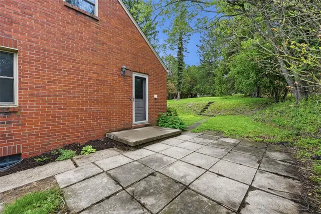 131 Manor Rd gallery image 31