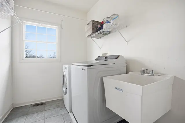 132 Cherrydale COURT gallery image 4