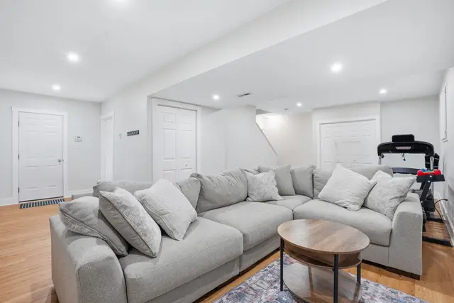 132 Cherrydale COURT gallery image 8