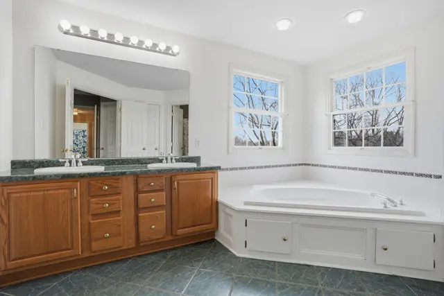 132 Cherrydale COURT gallery image 17