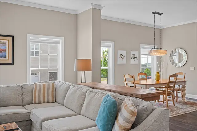 132 Olivia Avenue gallery image 3