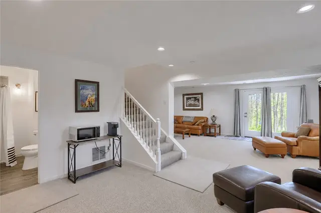 133 Hunter Drive gallery image 15