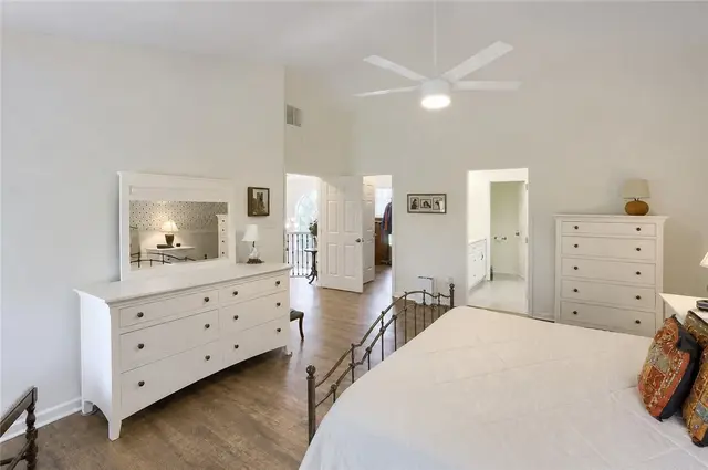 133 Hunter Drive gallery image 18