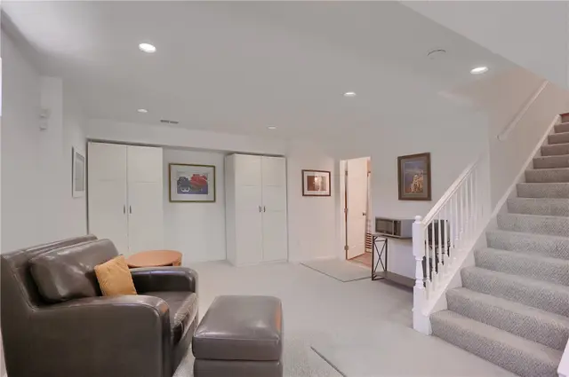 133 Hunter Drive gallery image 33