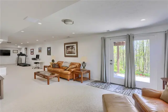 133 Hunter Drive gallery image 34